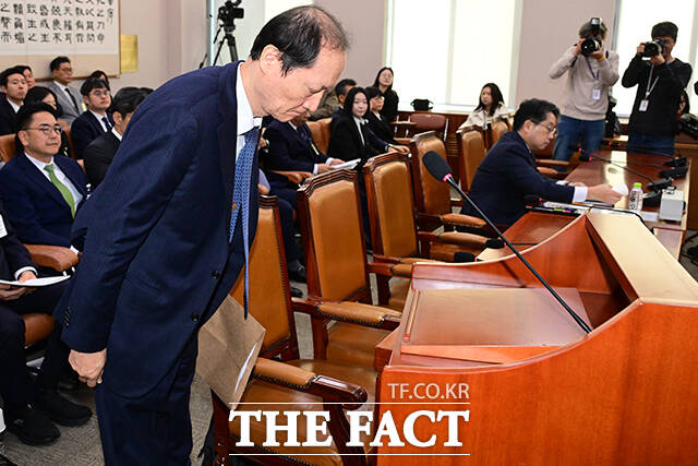 이완규 전 법제처장이 인사하고 있다.