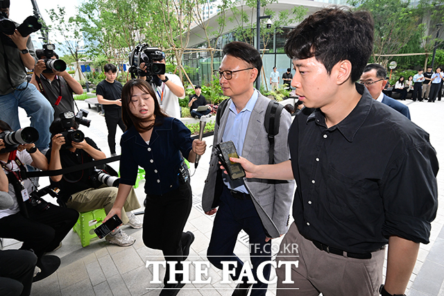 구세현 전 웰바이오텍 대표(가운데)가 13일 오전 서울 종로구 KT광화문빌딩에 마련된 김건희 특검 사무실로 피의자 소환돼 출석하고 있다./남윤호 기자