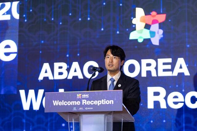 이규호 코오롱그룹 부회장이 지난 26일 부산에서 개최된 2025 APEC 기업인자문위원회(ABAC) 4차 회의에서 환영사를 하고 있다. /코오롱그룹