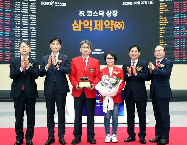 27일 한국거래소 서울사옥 홍보관에서 열린 삼익제약의 코스닥시장 상장기념식에서 (왼쪽부터) 김대영 한국IR협의회 부회장, 민경욱 한국거래소 코스닥시장본부장, 이충환 삼익제약 대표이사, 권영이 삼익제약 대표이사, 강성묵 하나증권 대표이사, 강왕락 코스닥협회 부회장 등이 기념촬영을 하고 있다. /한국거래소