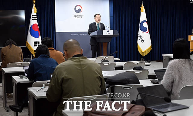 구병삼 통일부 대변인이 27일 오전 서울 종로구 정부서울청사에서 정례브리핑을 하고 있다. /임영무 기자