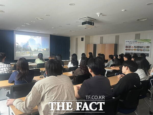 대전도시공사가 환경학교와 견학 프로그램 운영을 통해 폐기물 감량과 온실가스 저감 효과를 얻고 있다. 사진은 찾아가는 환경학교 견학프로그램 진행 모습. /대전도시공사