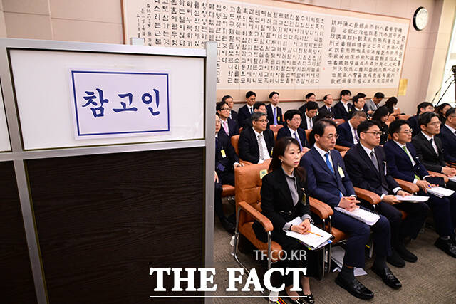 비공개 참고인 오세원 대검찰청 공업연구사가 가림막 뒤에서 답변하고 있다.