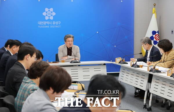 정용래 유성구청장이 27일 오전 주간간부회의를 통해 실종 노인 수색을 지시하고 있다. /대전 유성구