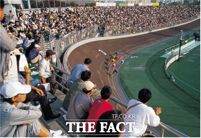 잠실 경륜장에 입장한 고객들이 경륜 경주를 관람하고 있다./국민체육진흥공단