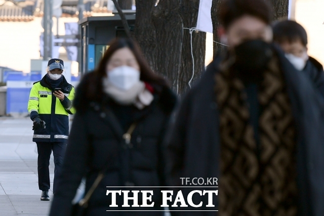 27일 경기, 강원, 충북, 경북 등 전국 내륙 일부 지역에 올해 처음 한파 특보가 발령됐다. 올 가을 들어 가장 추운 날씨로 우리나라 북쪽 찬 공기가 내려오면서 아침 기온이 영하로 떨어지는 곳이 있겠다./ 더팩트DB