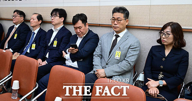 왼쪽부터 증인 출석한 엄희준 광주고등검찰청 검사, 이완규 전 법제처장, 최재현 서울중앙지검 부부장검사, 참고인 김광민 변호사, 백해룡 경정, 안미현 서울중앙지검 검사. 이날 이완규 전 법제처장은 증인 선서를 거부한 후 사유를 소명했다.