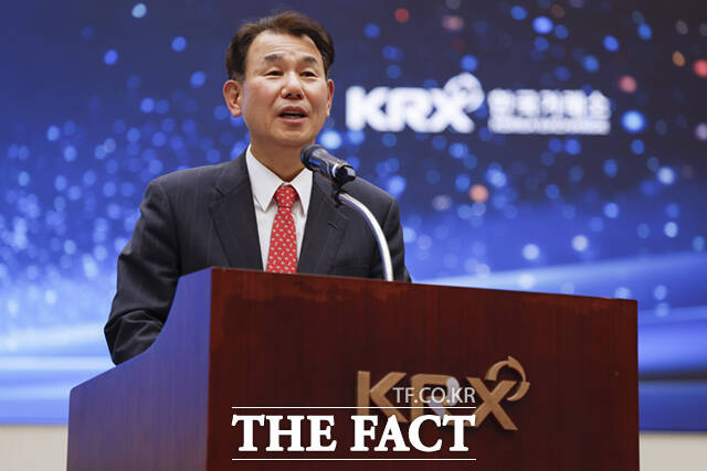 정은보 한국거래소 이사장이 27일 서울 영등포구 KRX 한국거래소 서울사무소에서 열린 코스피 사상 최초 4000 돌파 기념행사에서 인사말을 하고 있다.