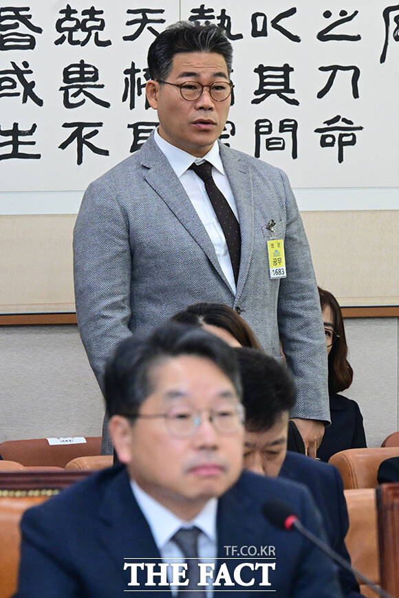 백해룡 경정이 통화 녹취 시점과 관련해 답변하는 모습.