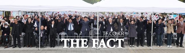 안중근 의사 의거일 기념식 참석자들이 만세삼창을 하고 있다. /부천시