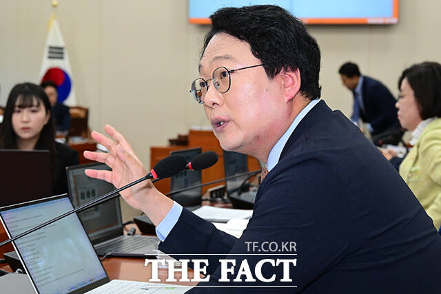 천하람 개혁신당 원내대표는 이날 한국조폐공사가 임직원 복지 카드의 사업자를 변경하면서 받은 적립금 6356만원이 조폐공사 노조 계좌로 입금됐다며 '기재부 예산 및 기금운용계획 집행지침 위반'이라고 지적했다.