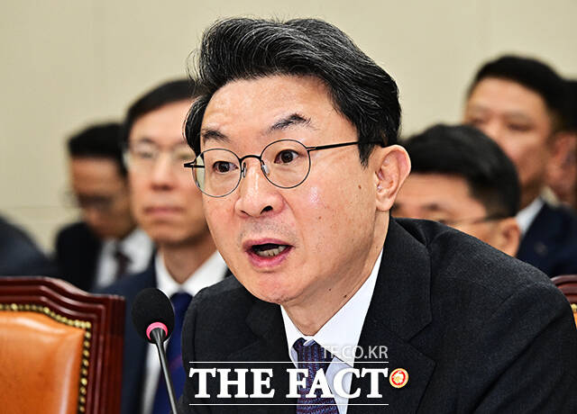 이억원 금융위원장이 27일 오전 서울 여의도 국회 정무위원회에서 열린 금융위원회, 금융감독원 등에 대한 종합감사에 출석해 질의에 답변을 하고 있다. /국회=배정한 기자