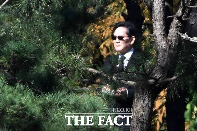 이재용 삼성전자 회장이 지난 24일 경기 수원 이목동 가족 선영에서 열린 고 이건희 선대회장 5주기 추도식에 참석하고 있다. /남용희 기자