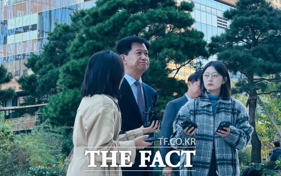 김건희 여사 연루 의혹을 수사하는 민중기 특별검사팀에 임명된 새 특검보들이 국민들이 납득할 수 있는 결과를 낼 수 있도록 최선을 다하겠다고 밝혔다. 김건희특검 새 특검보로 임명된 박노수 특검보가 27일 오전 첫 출근하고 있다. /정채영 기자