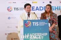  이상일 용인시장, 스페인에서 두루마기 입고 한국 홍보