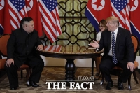  계속 손짓하는 트럼프 