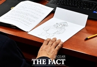  국감장에서 '그림 실력' 뽐내는 유영하 의원 [TF포착]