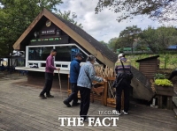  수원시 폐목재 활용, 등산용 지팡이 제작…광교산 입구에 500개 비치