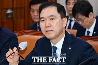  질의 답변하는 신학기 수협은행장 [포토]