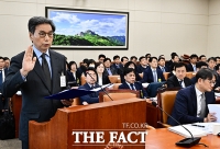  증인선서하는 박영우 전 대유위니아 회장 [포토]