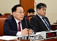  질의에 답변하는 김태기 중앙노동위원회 위원장 [포토]