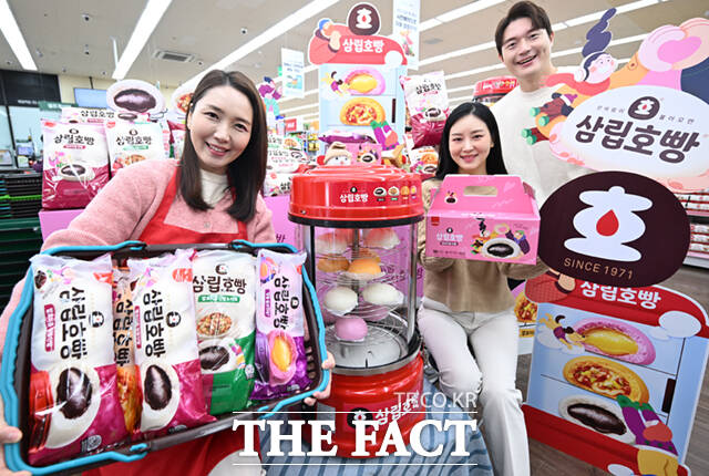 SPC삼립이 겨울 대표 제품인 '삼립호빵' 2025 시즌 신제품 14종을 출시한 가운데, 28일 서울 강동구 GS더프레시 명일점에서 모델들이 호빵을 선보이고 있다. /이새롬 기자