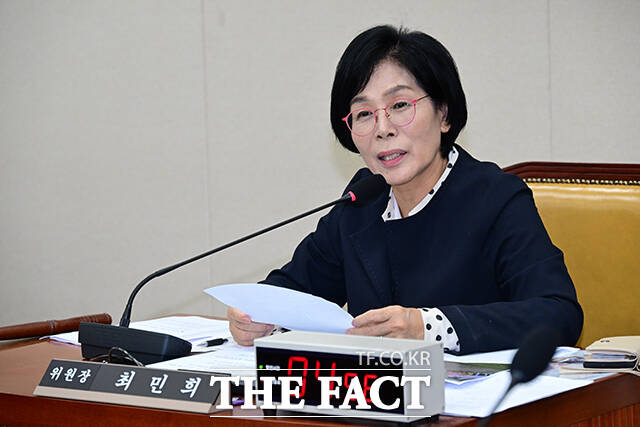 28일 <더팩트> 취재를 종합하면 국민권익위원회(권익위)는 지난 26일과 27일 최민희 더불어민주당 의원이 국정감사 기간 국회에서 딸의 결혼식을 치르고 피감기관 등으로부터 축의금과 화환을 받았다는 논란과 관련해 청탁금지법 위반 혐의 신고 2건을 접수했다. /국회=남윤호 기자