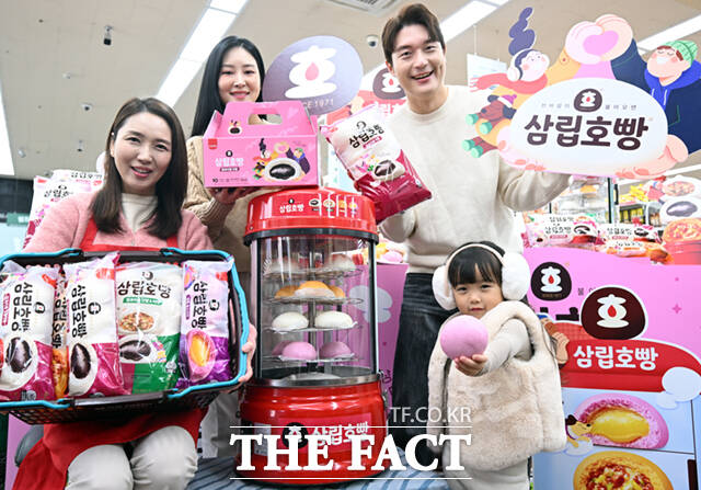 SPC삼립이 겨울 대표 제품인 '삼립호빵' 2025 시즌 신제품 14종을 출시한 가운데, 28일 서울 강동구 GS더프레시 명일점에서 모델들이 호빵을 선보이고 있다. /이새롬 기자