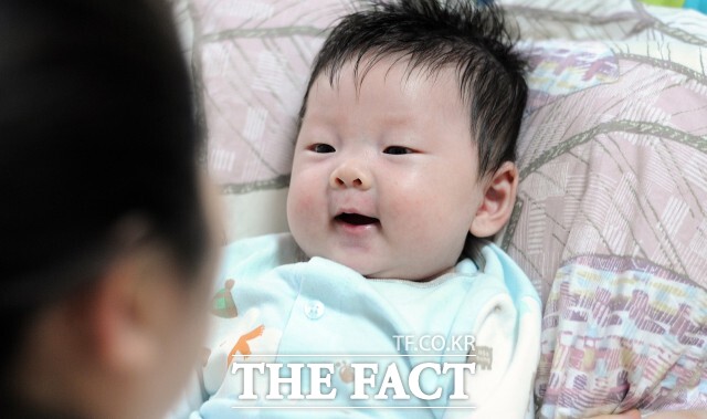 올해 육아휴직자 3명 중 1명은 남성인 것으로 나타났다. / 더팩트DB