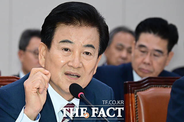 정동영 통일부 장관은 28일 국회 외교통일위원회 종합 국정감사에서 북미 회동과 관련해 북한이 오늘 또는 내일 중에 김여정 북한 노동당 부부장 정도를 통해서 입장을 표명할 것이라고 전망했다. /남윤호 기자