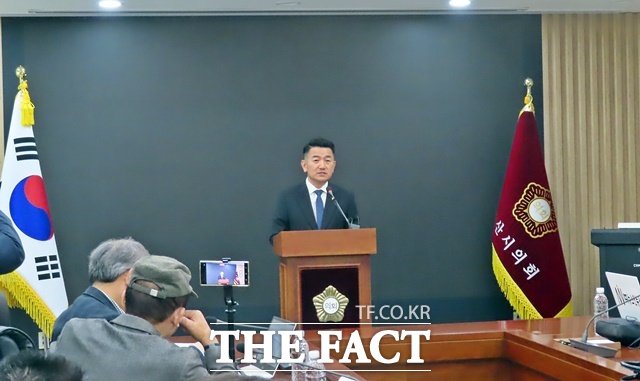 서원 논사시의원이 28일 논산시의회 회의실에서 기자회견을 하고 있다. /김형중 기자