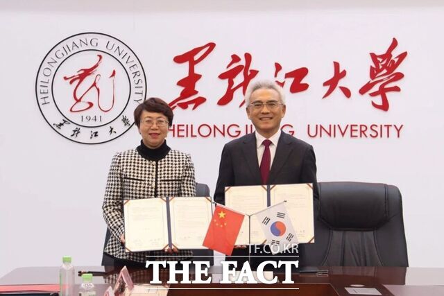 지난 20일 중국 흑룡강대학교에서 이희학 목원대 총장(오른쪽)이 왕징보 흑룡강대 총장과 교육 협력 강화를 위한 협력협약서를 들고 기념 촬영을 하고 있다. /목원대