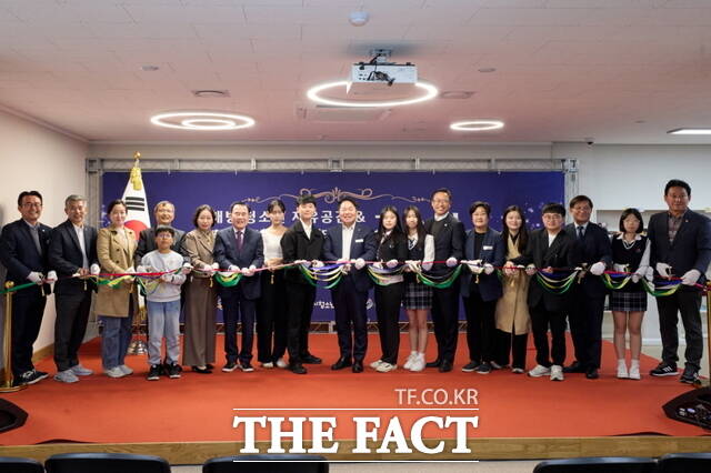 배방 청소년 자유공간 및 충남진로진학상담센터 개소식에서 참석자들이 테이프 커팅을 하고 있다. /아산시