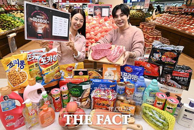 이마트가 '2025 쓱데이 할인 행사'를 진행한다고 밝힌 28일 오전 서울 용산구 이마트 용산점에서 모델들이 행사 상품을 선보이고 있다. /서예원 기자