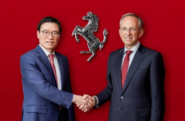 한국을 방문한 페라리 CEO 베네데토 비냐(오른쪽)와 김광철 FMK 대표이사가 기념 촬영을 하고 있다. /페라리코리아