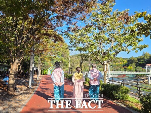 한국효문화진흥원이 지난달 30일부터 10월 19일까지 진행한 ‘효의 달’ 맞이 ‘한복 나들이’ 행사를 성공적으로 운영했다. 사진은 한복을 입고 뿌리공원을 산책하고 있는 시민들 모습. /한국효문화진흥원