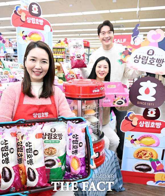 SPC삼립이 겨울 대표 제품인 '삼립호빵' 2025 시즌 신제품 14종을 출시한 가운데, 28일 서울 강동구 GS더프레시 명일점에서 모델들이 호빵을 선보이고 있다. /이새롬 기자