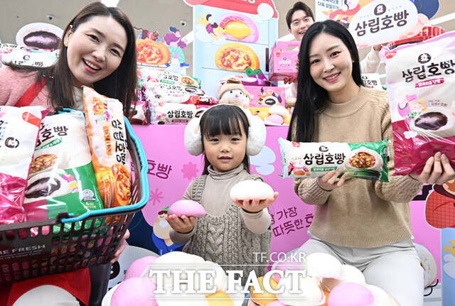 SPC삼립이 겨울 대표 제품인 '삼립호빵' 2025 시즌 신제품 14종을 출시한 가운데, 28일 서울 강동구 GS더프레시 명일점에서 모델들이 호빵을 선보이고 있다. /이새롬 기자