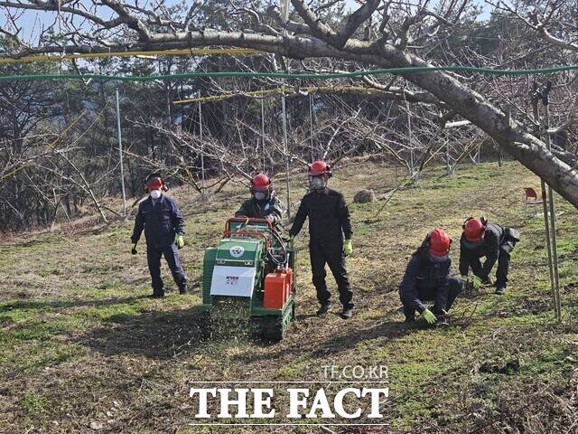 보성군이 영농부산물 파쇄지원단을 운영하고 있다./보성군