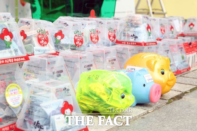 지난해 안양시 기부의 날 기념행사에 모인 성금 저금통. /안양시