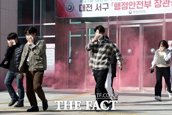 대전 서구는 28일 서구청 광장에서 전 직원을 대상으로 자체 소방 훈련을 시행했다. /대전 서구