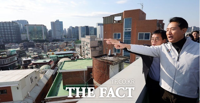 오세훈 서울시장이 28일 서울 구로구 가리봉 2구역 재개발 사업 현장을 방문해 진행 상황 등을 점검하고 있다./뉴시스