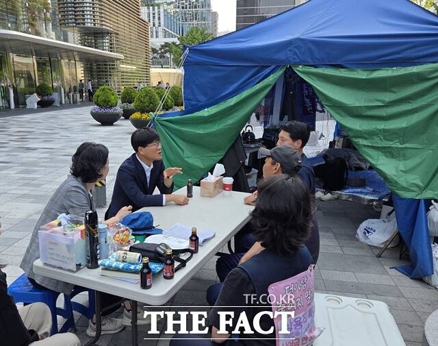 지난 5월 한화오션 조선하청노동자 고공농성장을 찾은 변광용 거제시장(왼쪽) /거제시