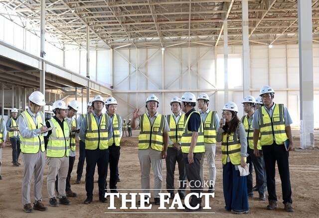 사우디아라비아를 방문한 현대자동차그룹 정의선 회장(가운데)이 26일(현지시간) 박원균 현대차 사우디아라비아 생산법인장(앞줄 오른쪽에서 세 번째)에게 사우디 신공장 건설 진행 현황을 들으며, 공장을 둘러보고 있다. /현대차