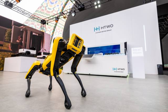 경주엑스포대공원 에어돔 ‘현대자동차그룹관’ 내를 자유롭게 활보하고 있는 보스턴다이나믹스의 4족 보행 로봇 스팟(SPOT). /현대차그룹