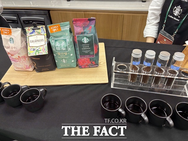 커피 테이스팅 블라인드 취향 찾기에선 네 가지 커피 원두를 시향 및 시음한 후 각자 취향을 알아보는 시간을 가졌다. /문화영 기자