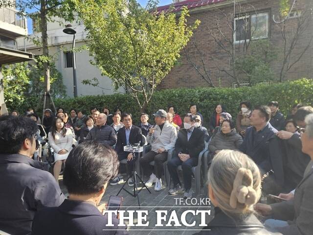 오세훈 서울시장이 28일 구로구 가리봉2구역 재개발 현장을 찾아 정부의 10·15 부동산 대책에 따른 애로상황을듣고 적극적인 지원을 약속했다./설상미 기자