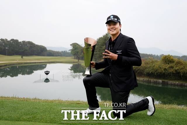 이정환이 제네시스챔피언십 우승 트로피를 들고 환하게 웃고 있다./KPGA