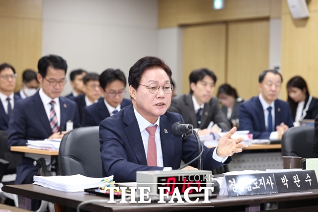 박완수 경남도지사가 28일 도청에서 열린 국회 행정안전위원회 국정감사에서 국회의원들의 질의에 답변을 하고 있다. /경남도