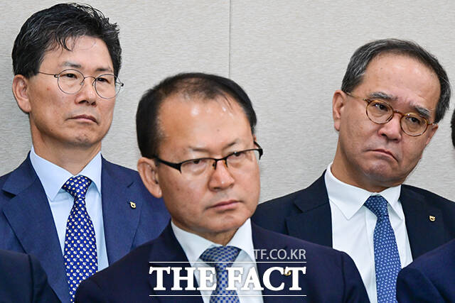 강태영 농협은행장, 여영현 농협중앙회 상호대표, 이찬우 농협중앙회 금융대표(왼쪽부터)가 종합감사 질의를 듣고 있다.